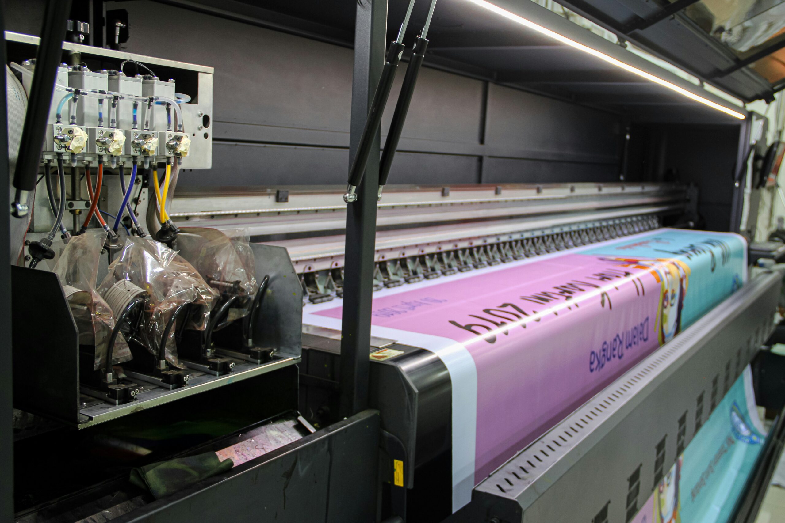 Máquina de ploteo imprimiendo un cartel