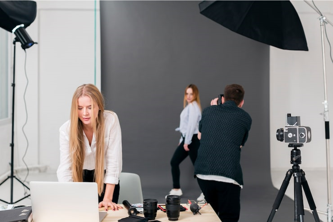 Cámara digital negra capturando flor amarilla